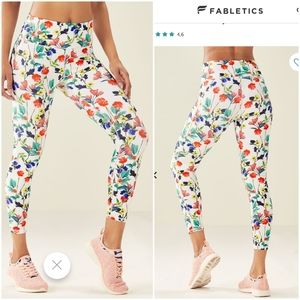 Fabletics NWOT Capri Leggings - Poppy Field